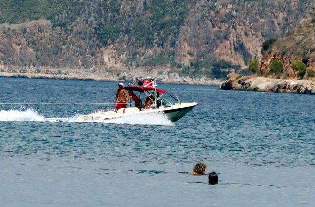 Εξάχρονη βρέθηκε μόνη της σε ακυβέρνητο σκάφος στην Κορώνη