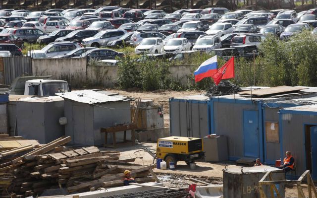 Εμπάργκο και στις εισαγωγές αυτοκινήτων εξετάζει το Κρεμλίνο
