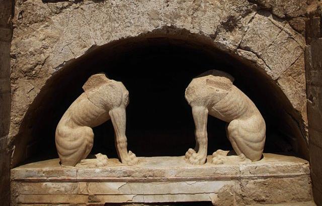 Δύο μέτρα πιο κοντά στο μυστικό του τάφου βρίσκονται οι αρχαιολόγοι στην Αμφίπολη