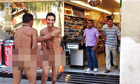 Αντιδρούν οι κάτοικοι της Βαρκελώνης στους γυμνούς ιταλούς τουρίστες