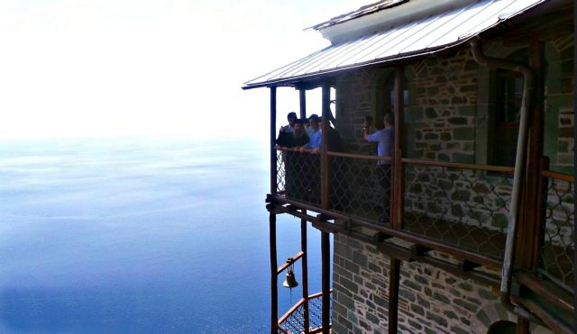 Ο Αλ. Τσίπρας στο Αγιον Ορος: Διπλωματία και συμπάθεια στο μπαλκόνι της Παναγιάς