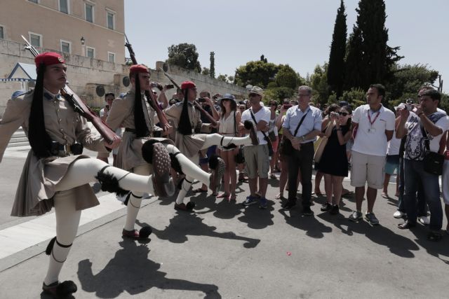 «Ικανοποιημένοι» από τις υπηρεσίες στην Ελλάδα οκτώ στους 10 τουρίστες