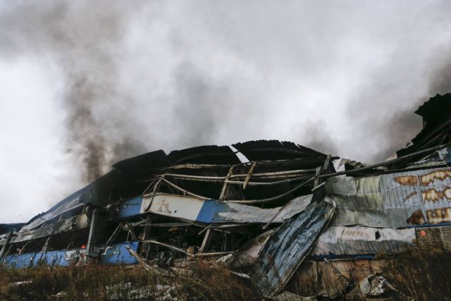Τρεις νεκροί από βομβαρδισμούς στο Ντονέτσκ – το κομβόι επέστρεψε στη Ρωσία
