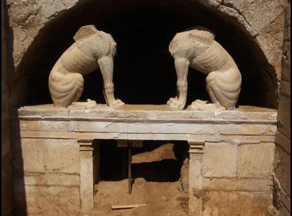 Αποκαλύπτεται σταδιακά η εντυπωσιακή είσοδος του τάφου στον Τύμβο Καστά στην Αμφίπολη