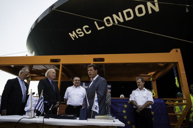 Το τεράστιο φορτηγό πλοίο MSC London υποδέχθηκε ο Βαρβιτσιώτης στον Πειραιά