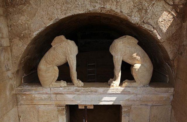 Αποκαλύφθηκε η πρόσοψη του τάφου στην Αμφίπολη