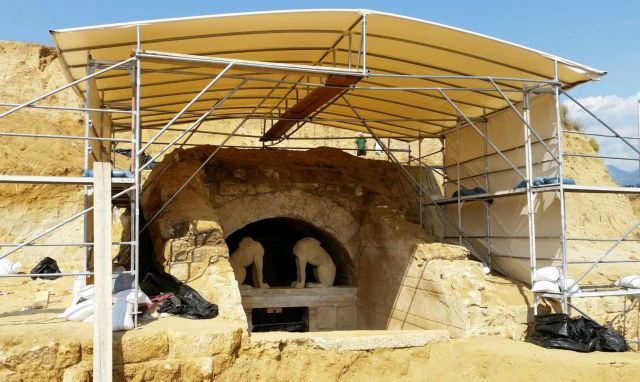Βοτσαλωτό δάπεδο με ορθογώνια και τετράγωνα σχήματα αποκαλύφθηκε στην Αμφίπολη