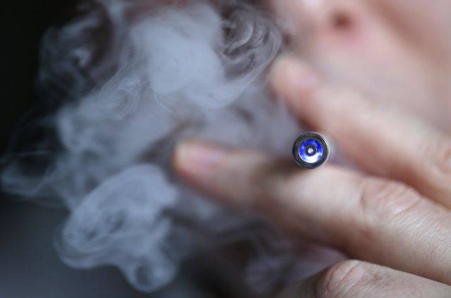 Μια έκθεση σβήνει το e-τσιγάρο