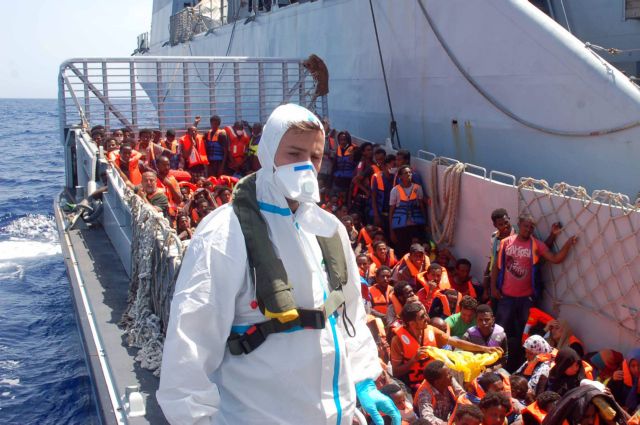 Στο έλεος της θάλασσας οι μετανάστες – Ευρωπαϊκή δύναμη θα αναλάβει τις περιπολίες