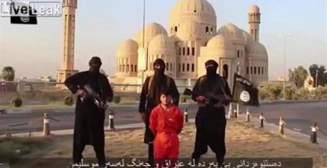 Νέο βίντεο-σοκ: οι τζιχαντιστές αποκεφάλισαν κούρδο μαχητή