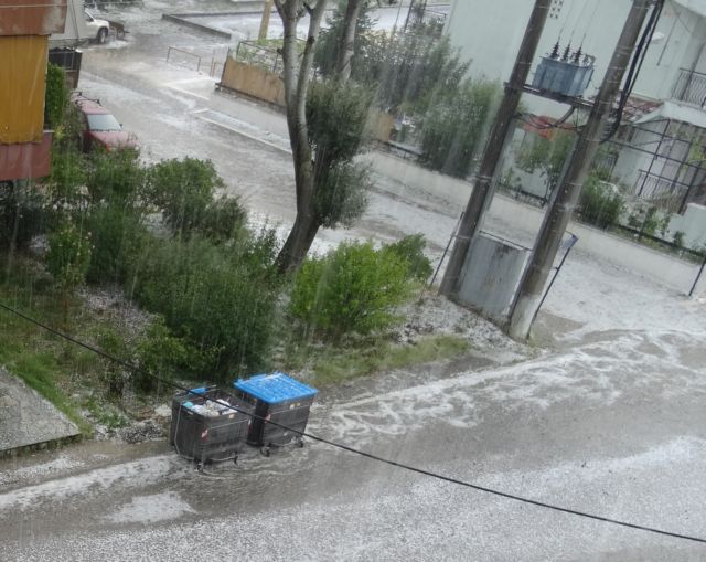 Χάος στα Ιωάννινα: «έστρωσε» χαλάζι και οι δρόμοι έγιναν ποτάμια