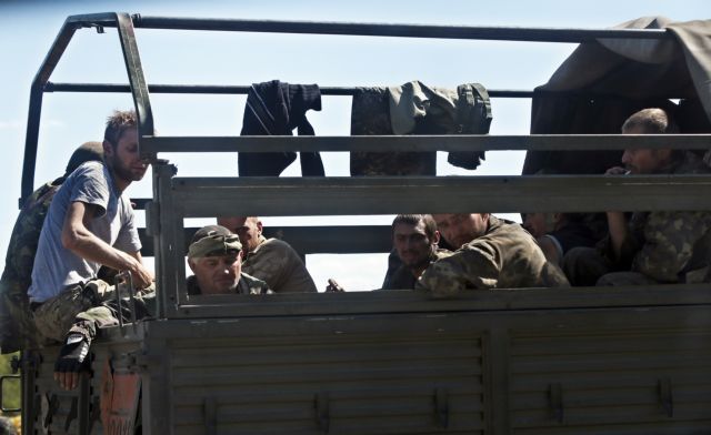 Δεκάδες αιχμαλώτους αντάλλαξαν Μόσχα και Κίεβο – προς αποκλιμάκωση της έντασης