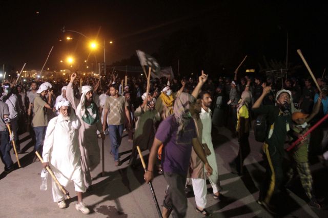 «Δεν παραιτούμαι», διαμηνύει ο πακιστανός πρωθυπουργός παρά τις αιματηρές διαδηλώσεις
