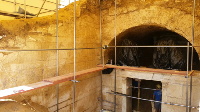 Μαρμαροθετημένο δάπεδο αποκαλύφθηκε στον τύμβο της Αμφίπολης