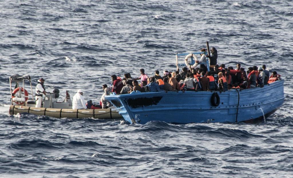Τουλάχιστον 10 νεκροί από τη βύθιση πλοιαρίου που μετέφερε επίδοξους μετανάστες στα ανοιχτά της Λιβύης