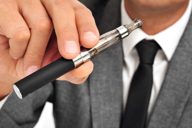 Τοξικά μέταλλα εκπέμπουν τα e-τσιγάρα στους κλειστούς χώρους