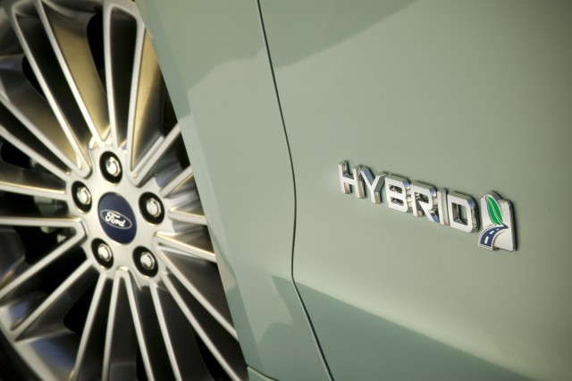 Μπαράζ υβριδικών μοντέλων από τη Ford και τη Hyundai