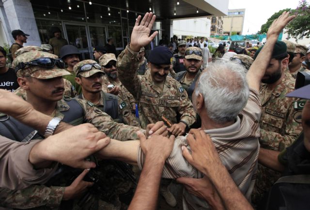 Βίαιες συγκρούσεις συγκλονίζουν την πρωτεύουσα του Πακιστάν