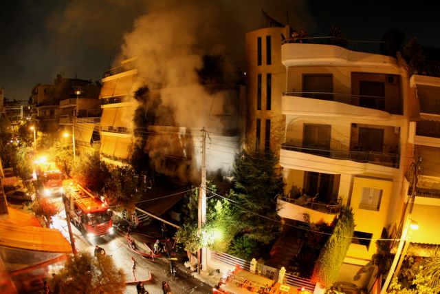 Τραγωδία σε πολυκατοικία στο Π. Φάληρο: Ενας πυροσβέστης και μία γυναίκα νεκροί από μεγάλη φωτιά