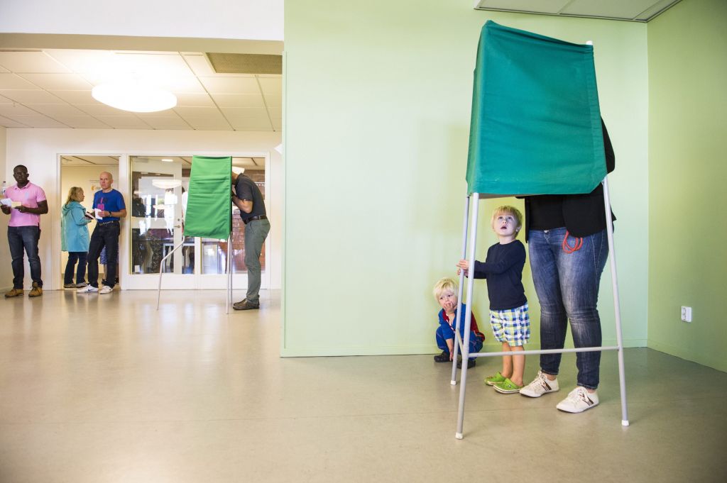 Σουηδία: Η αντιπολίτευση προηγείται, η άκρα δεξιά γίνεται τρίτο κόμμα σύμφωνα με τα exit poll