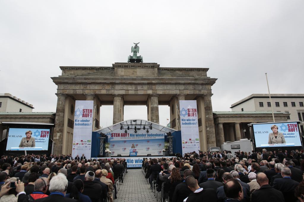 Η γερμανική ηγεσία διαδήλωσε μαζί με χιλιάδες ανθρώπους κατά του αντισημιτισμού