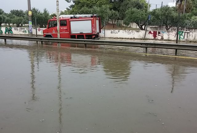 Καταρρακτώδης βροχή στην Αττική –  απεγκλώβισαν γυναίκα από το αυτοκίνητό της