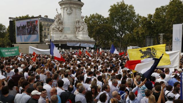 Οι γάλλοι συμβολαιογράφοι διαδήλωσαν για πρώτη φορά στην ιστορία τους