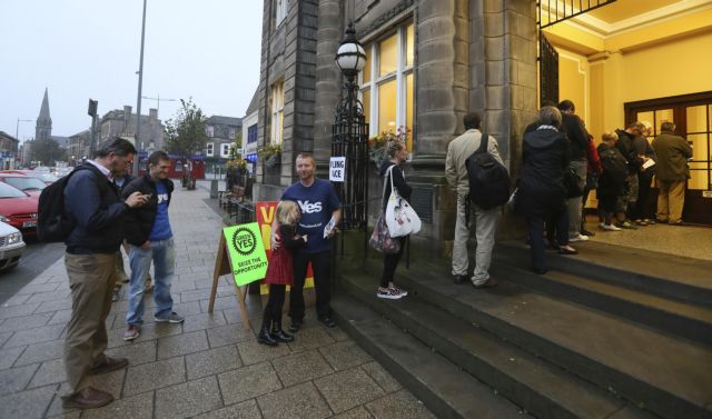 Οι Σκωτσέζοι στις κάλπες – Στην τελευταία δημοσκόπηση υπερισχύει το «όχι» με 6 μονάδες
