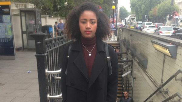 Σάλος από ρατσιστική επίθεση στο μετρό του Λονδίνου: «Με κλώτσαγε και κανείς δεν αντιδρούσε»