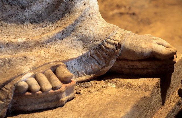 Αποκαλύφθηκαν ολόκληρες οι Καρυάτιδες στην Αμφίπολη – ενδείξεις για ύπαρξη και τέταρτου θαλάμου