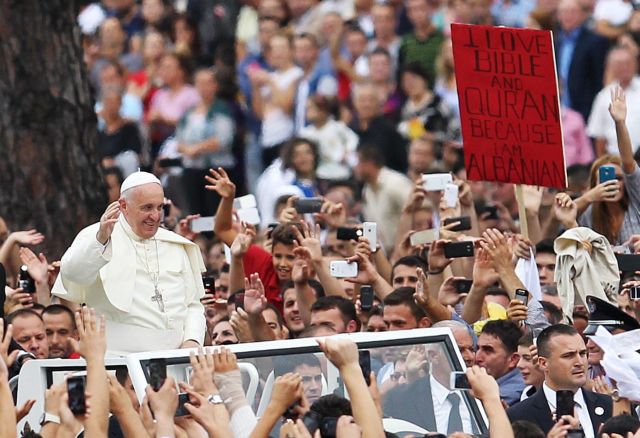 Πάπας Φραγκίσκος από τα Τίρανα: «Παράδειγμα συνύπαρξης των θρησκειών η Αλβανία»