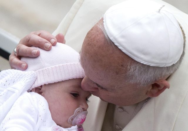 Ο Πάπας σκέφτεται ξανά την «τιμωρία» των διαζευγμένων Καθολικών