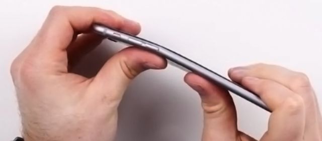 «Σκάνδαλο» με το νέο iPhone 6 plus: χρήστες καταγγέλλουν ότι λυγίζει μέσα στις τσέπες!