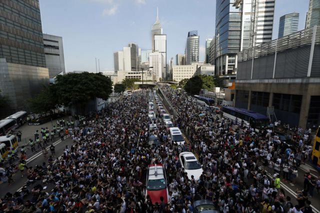 Δακρυγόνα και συγκρούσεις σε διαδηλώσεις στο Χονγκ Κονγκ