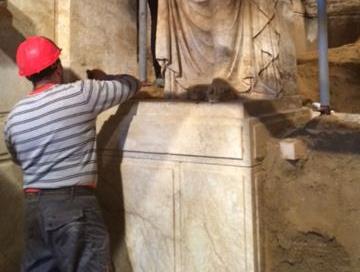 Αποκαλύφθηκαν τα μαρμάρινα βάθρα στα οποία πατούν οι Καρυάτιδες της Αμφίπολης