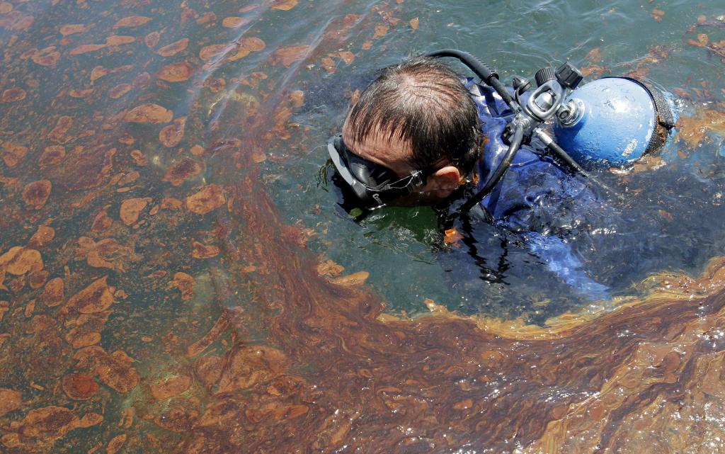 Θαλάσσια ρύπανση από πετρελαιοειδή μεταξύ νότιου και βόρειου λιμανιού της Πάτρας