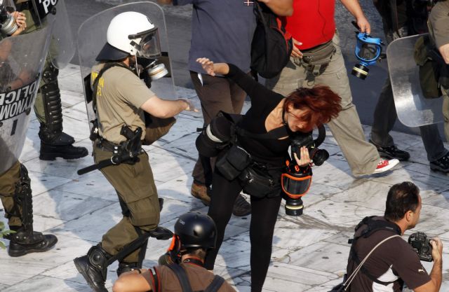 Φυλάκιση σε αστυνομικό των ΜΑΤ που χτύπησε φωτορεπόρτερ στη διάρκεια συλλαλητηρίου