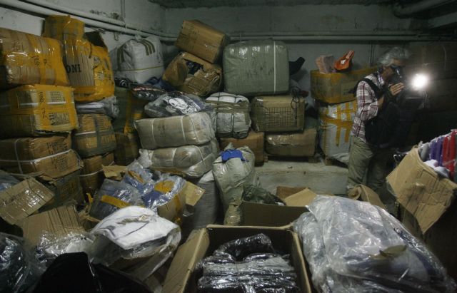 Δεκάδες χιλιάδες προϊόντα «μαϊμού» σε αποθήκη στην Ιερά Οδό