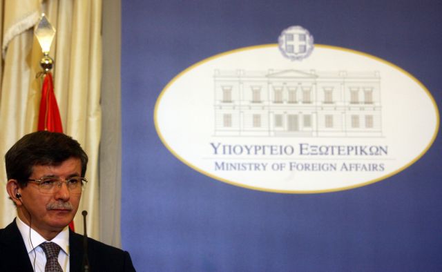 «Κραυγαλέα παραβίαση του διεθνούς δικαίου οι δηλώσεις Νταβούτογλου», λέει η Αθήνα