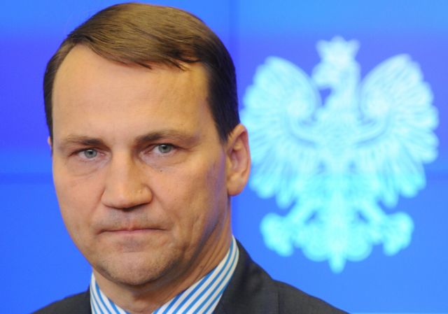 «Ο Πούτιν μας είχε προτείνει να μοιραστούμε την Ουκρανία», λέει ο πρώην υπ. Εξωτερικών της Πολωνίας