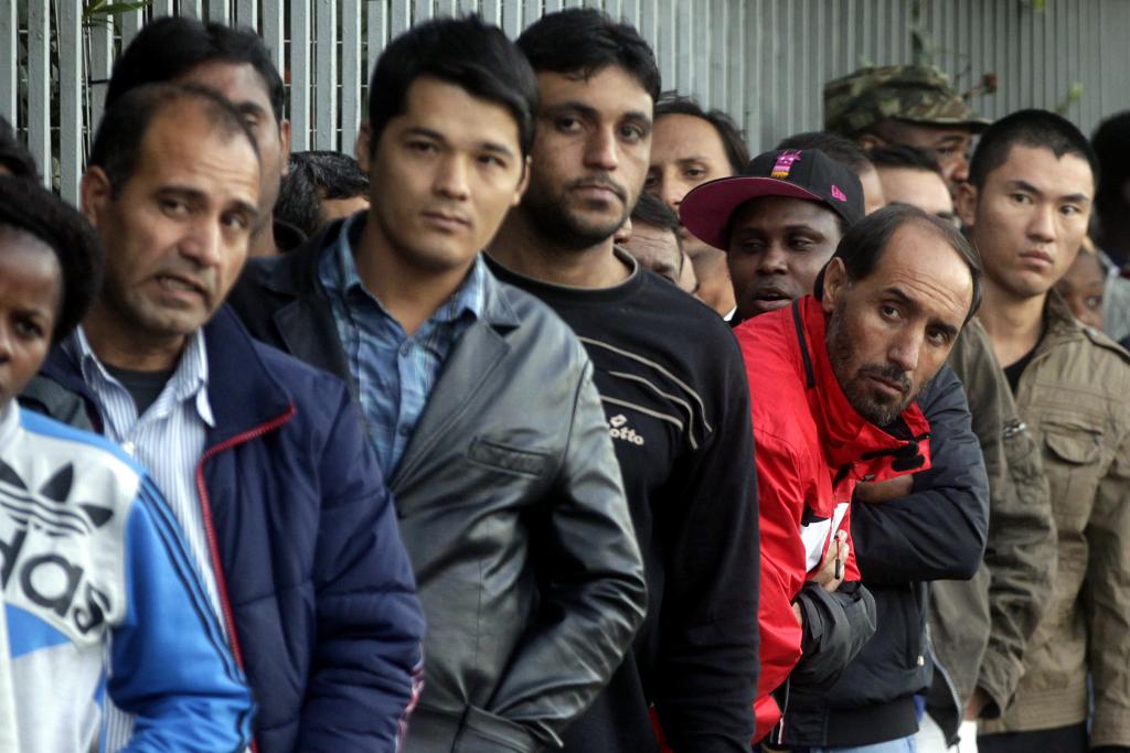 Εκατοντάδες μετανάστες επιχείρησαν να καταλάβουν νταλίκες στο λιμάνι του Καλέ