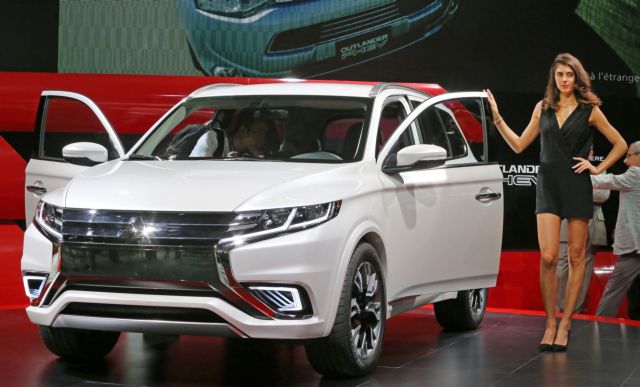 Η Mitsubishi στο Παρίσι με το οικολογικό SUV που μπαίνει στην πρίζα