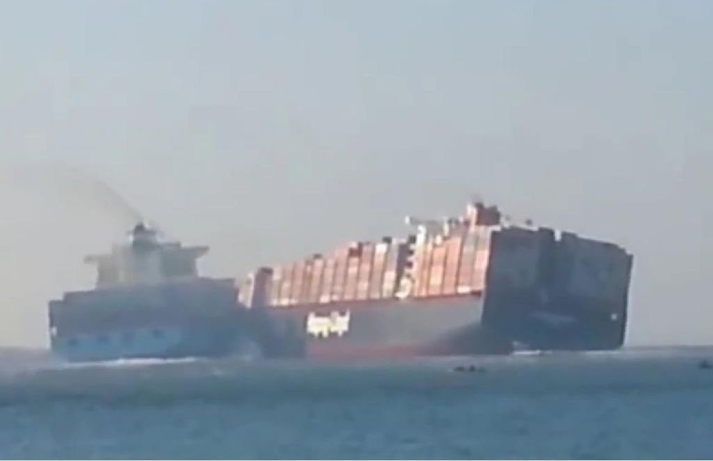 Καρέ-καρέ η σύγκρουση δύο τεράστιων φορτηγών πλοίων στη Διώρυγα του Σουέζ