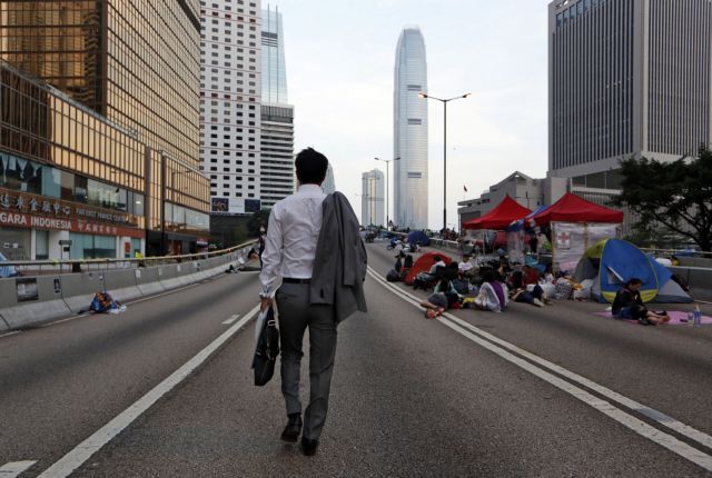 Λιγοστεύουν οι διαδηλωτές στους δρόμους του κέντρου του Χονγκ Κονγκ
