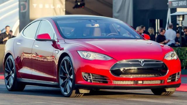 To νέο ηλεκτροκίνητο μοντέλο της Tesla αποδίδει 700 ίππους και έχει τετρακίνηση