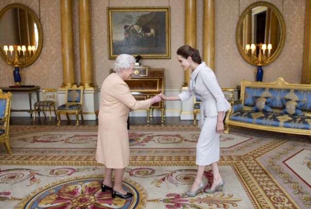 Και εγένετο Dame Angelina: Οταν η βασίλισσα Ελισάβετ τίμησε την Aντζελίνα Τζολί