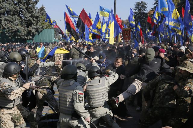 Ουκρανία: Συγκρούσεις διαδηλωτών με αστυνομικούς έξω από τη Βουλή