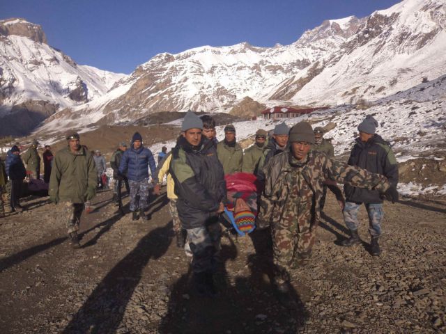 Νεπάλ: Λιγοστεύουν οι ελπίδες για τους 40 αγνοούμενους από τη σφοδρή χιονοθύελλα