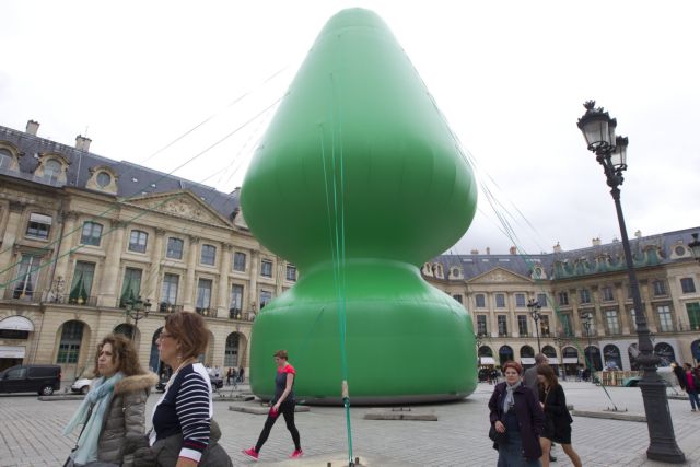 Παρίσι: «Θύμα» βανδαλισμού έπεσε αμφιλεγόμενο έργο τέχνης στην πλατεία Βαντόμ