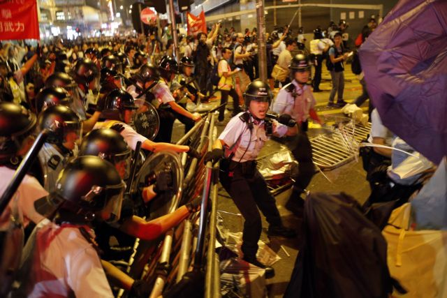 Επέστρεψε η βία στο Χονγκ Κονγκ: Δεύτερη νύχτα επεισοδίων στους δρόμους με 20 τραυματίες